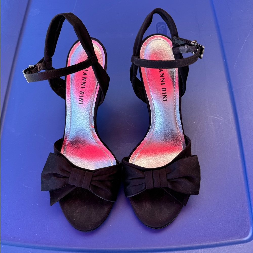 Gianni Bini black heels with bow